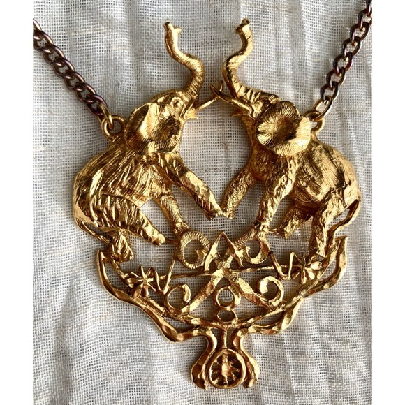 Vintage Jewelry - Vintage Elephant Medallion Pendant Necklace Goldtone Oversized